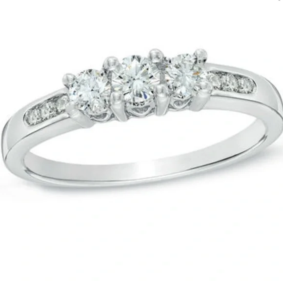 1/2 Carat Diamond ring 14k white gold - Picture 2 of 6